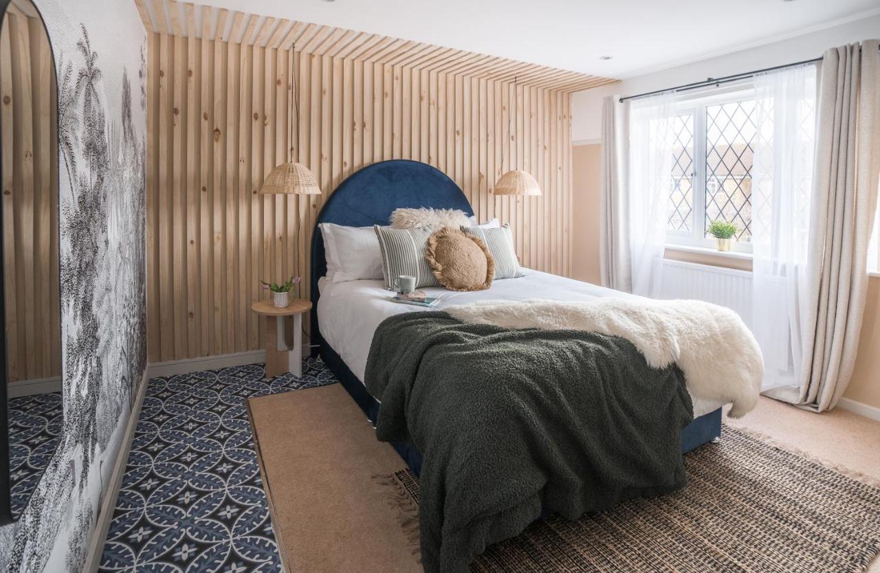 4-Bed Cotswold Getaway With Hot Tub & Gaming Room Churchdown Ngoại thất bức ảnh