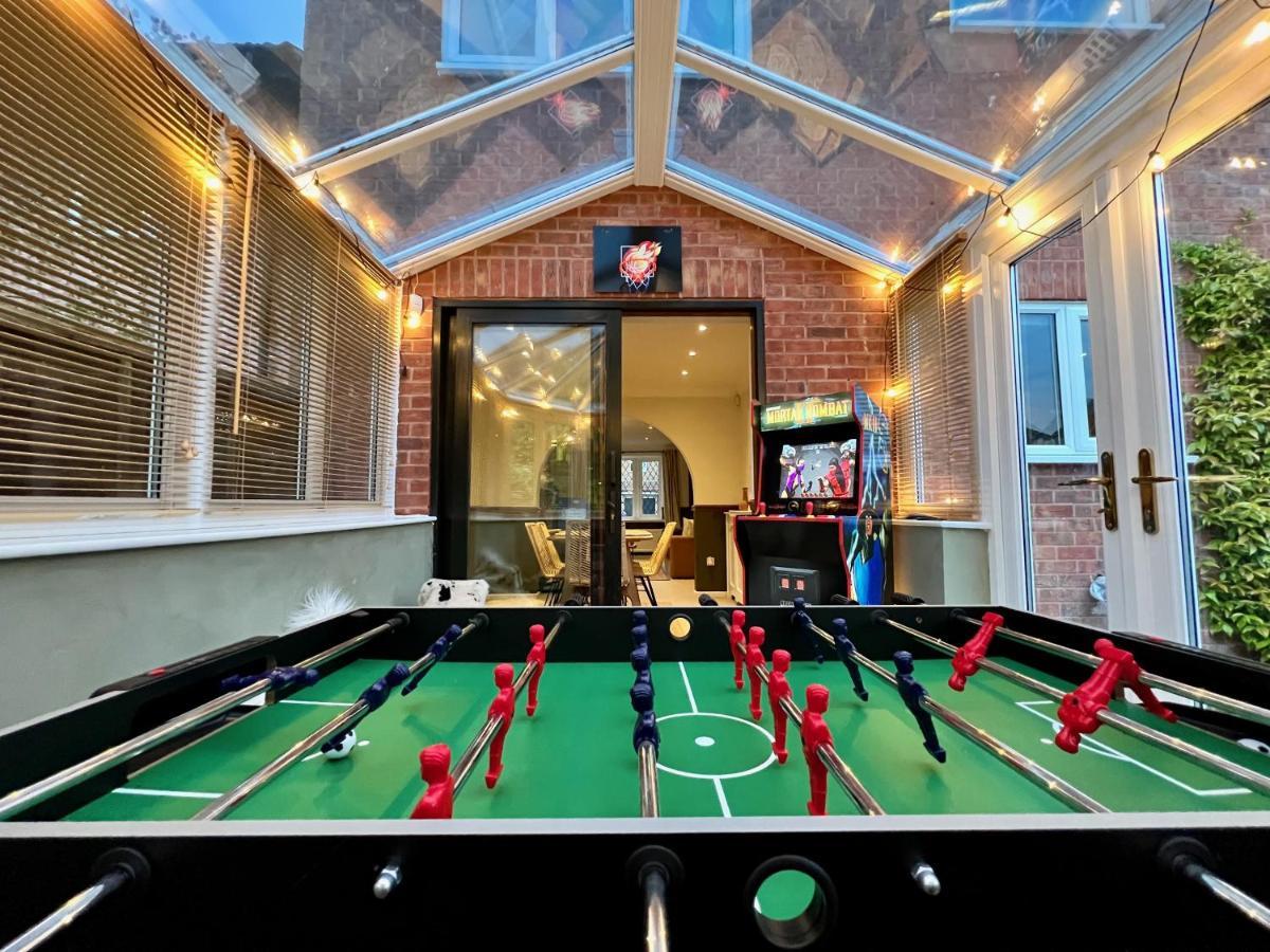 4-Bed Cotswold Getaway With Hot Tub & Gaming Room Churchdown Ngoại thất bức ảnh