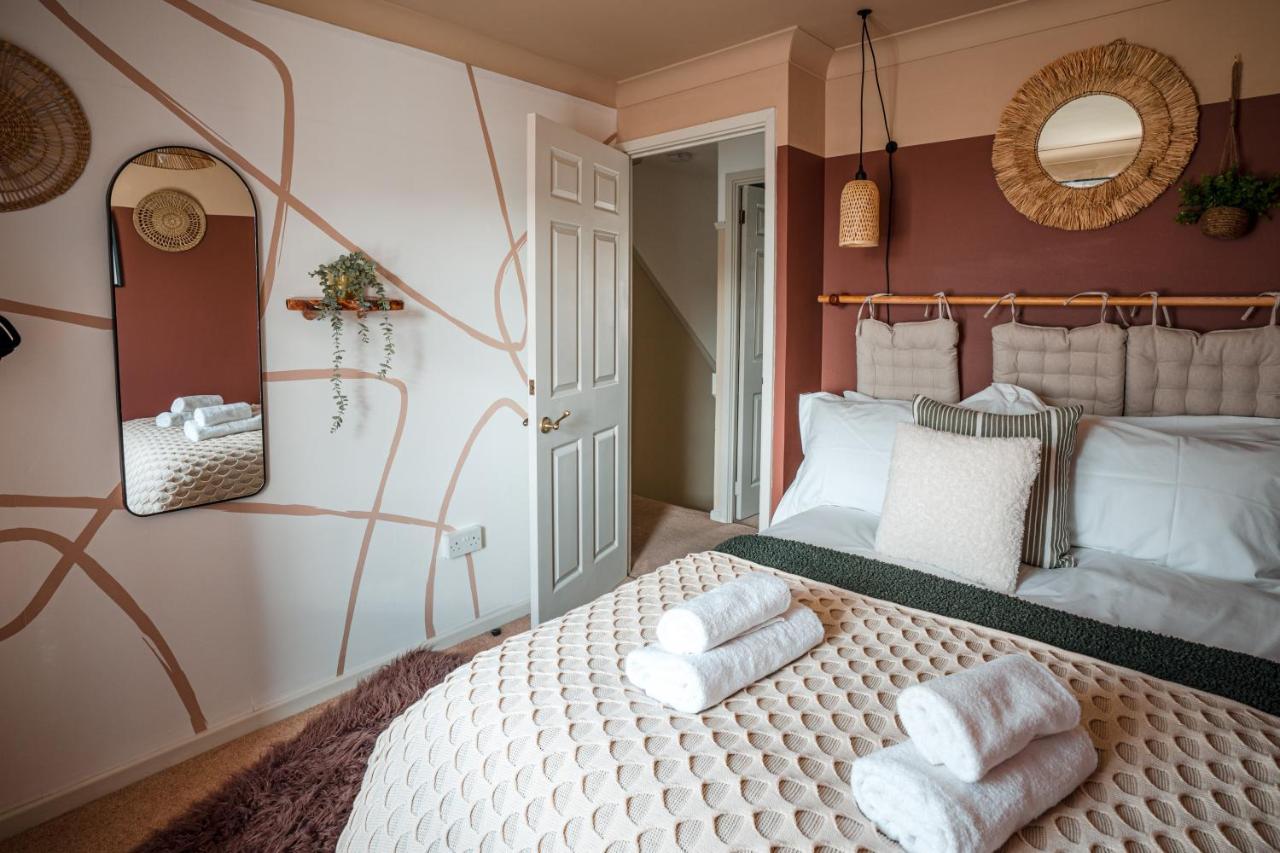 4-Bed Cotswold Getaway With Hot Tub & Gaming Room Churchdown Ngoại thất bức ảnh