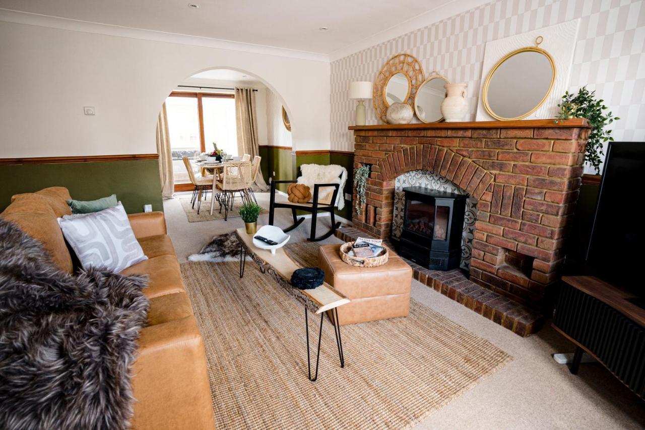 4-Bed Cotswold Getaway With Hot Tub & Gaming Room Churchdown Ngoại thất bức ảnh