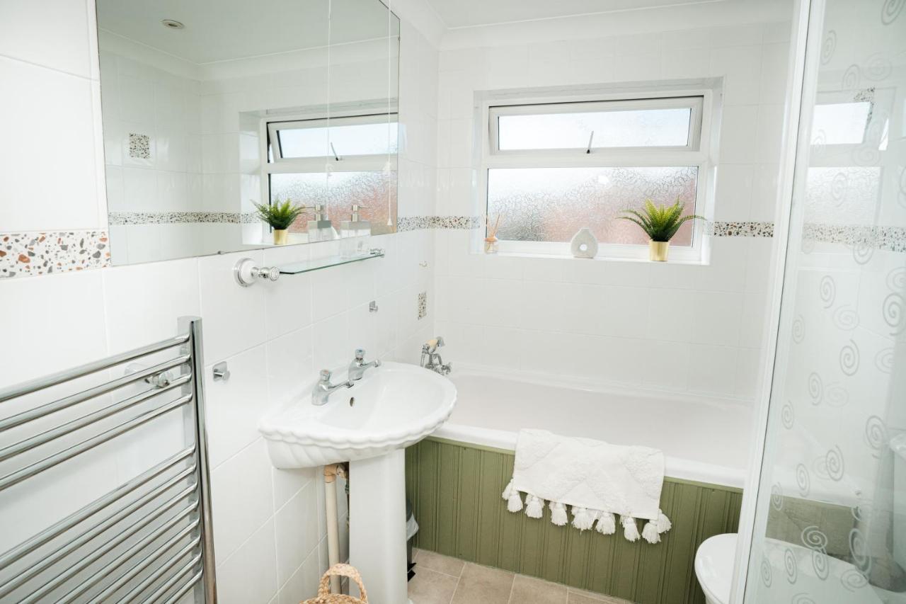 4-Bed Cotswold Getaway With Hot Tub & Gaming Room Churchdown Ngoại thất bức ảnh