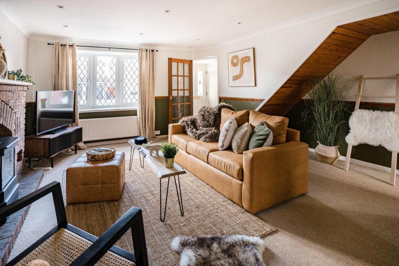 4-Bed Cotswold Getaway With Hot Tub & Gaming Room Churchdown Ngoại thất bức ảnh