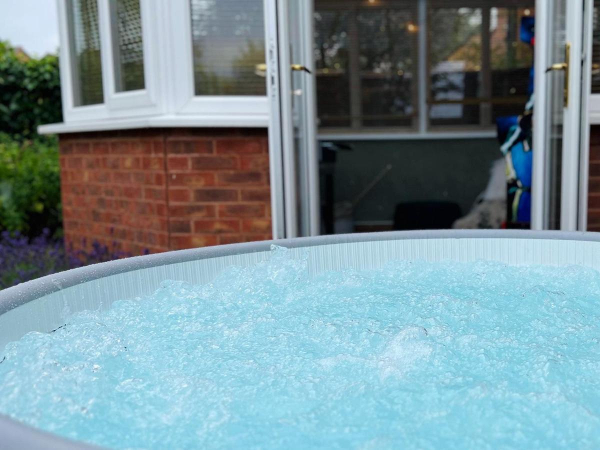 4-Bed Cotswold Getaway With Hot Tub & Gaming Room Churchdown Ngoại thất bức ảnh