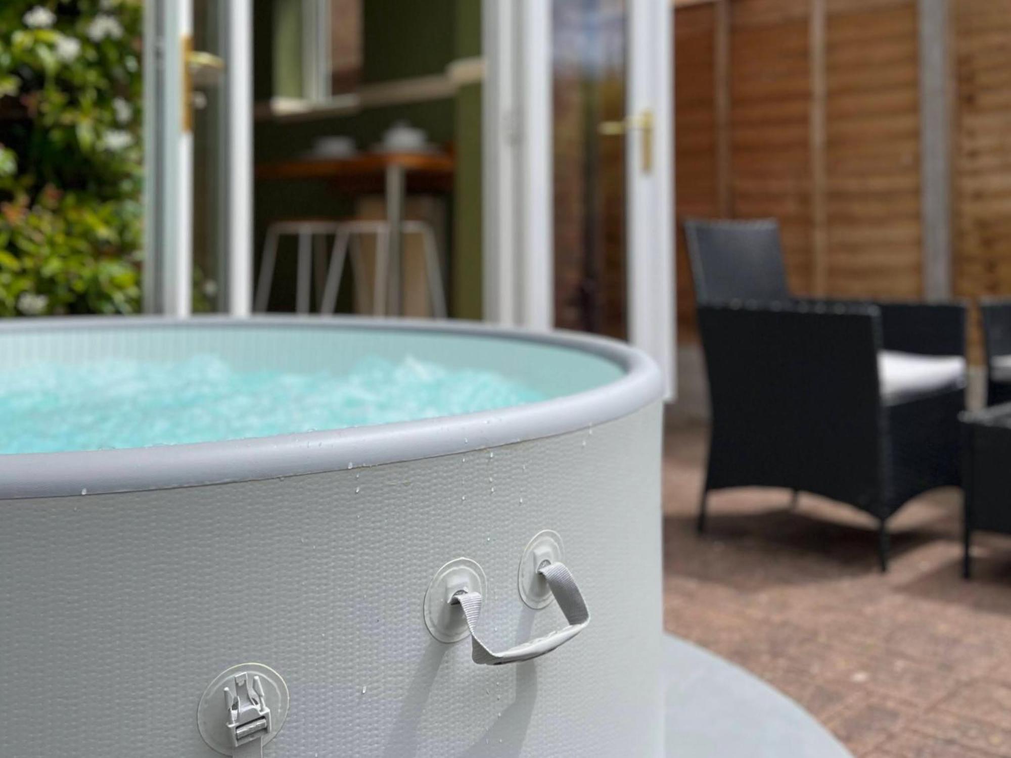4-Bed Cotswold Getaway With Hot Tub & Gaming Room Churchdown Ngoại thất bức ảnh